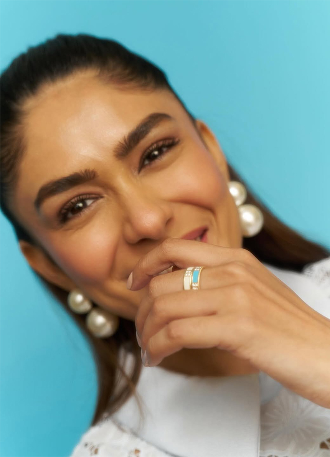 Actress_20Mrunal_20Thakur_20Mumbai_20Memories__20_283_29.jpg 3