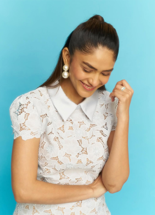 Actress_20Mrunal_20Thakur_20Mumbai_20Memories__20_284_29.jpg 4