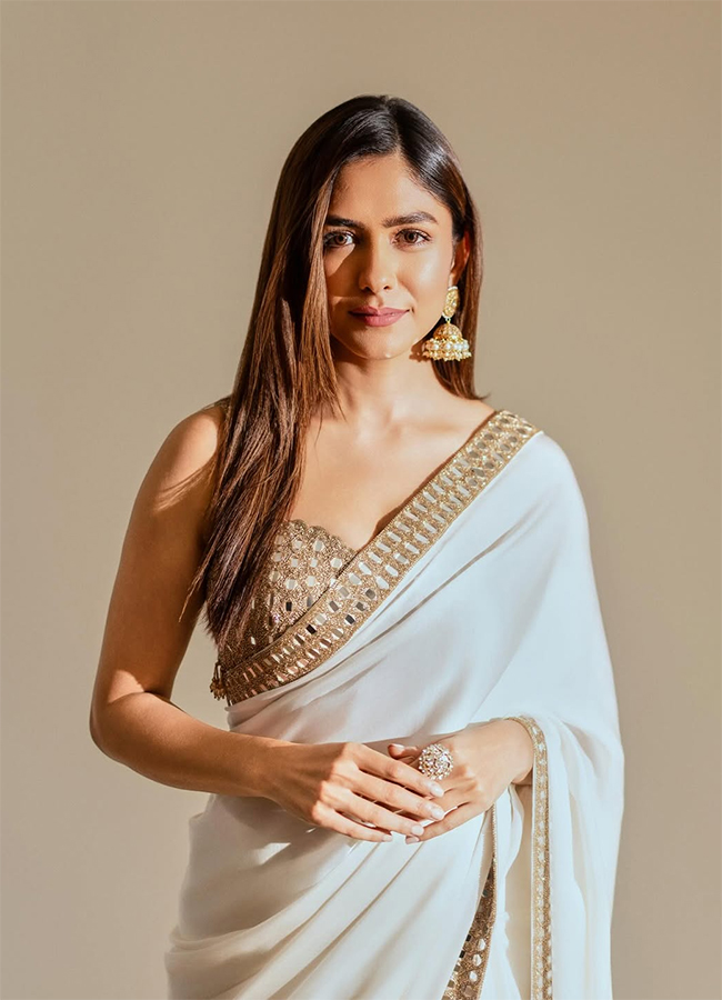 Actress_20Mrunal_20Thakur_20Mumbai_20Memories__20_288_29.jpg 8