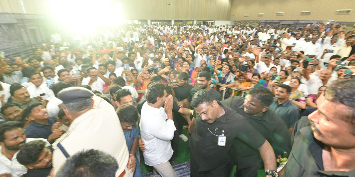 YS_20Jagan_20Receives_20Grand_20Welcome_20At_20Nellore_20Tour__20_2815_29.jpg 15