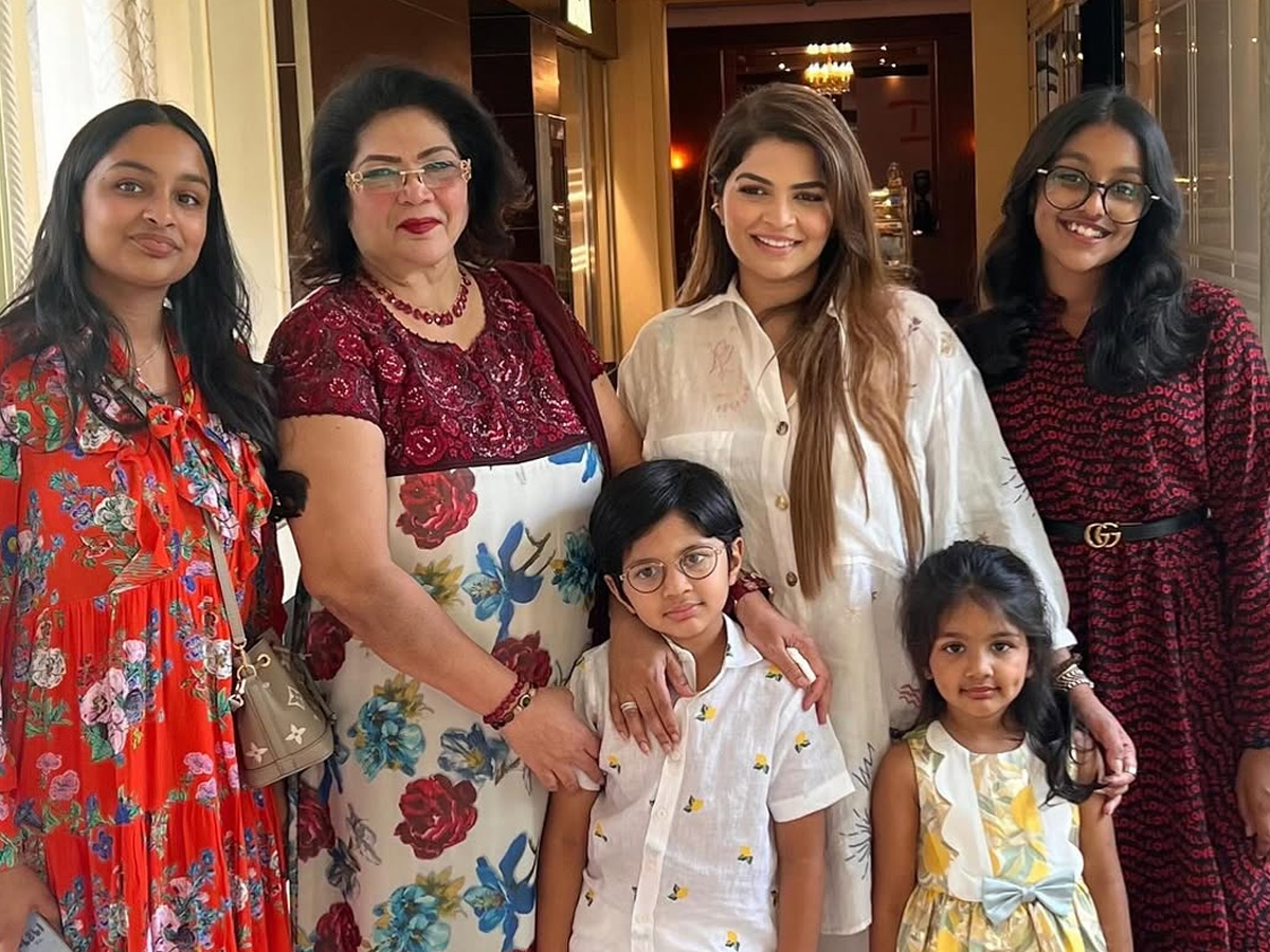 Vishnu_20Manchu_20wife_20Viranica_20Birthday_20wishes_20to_20Her_20mother_20with_20beautiful_20Photos_20_2818_29.jpg 19