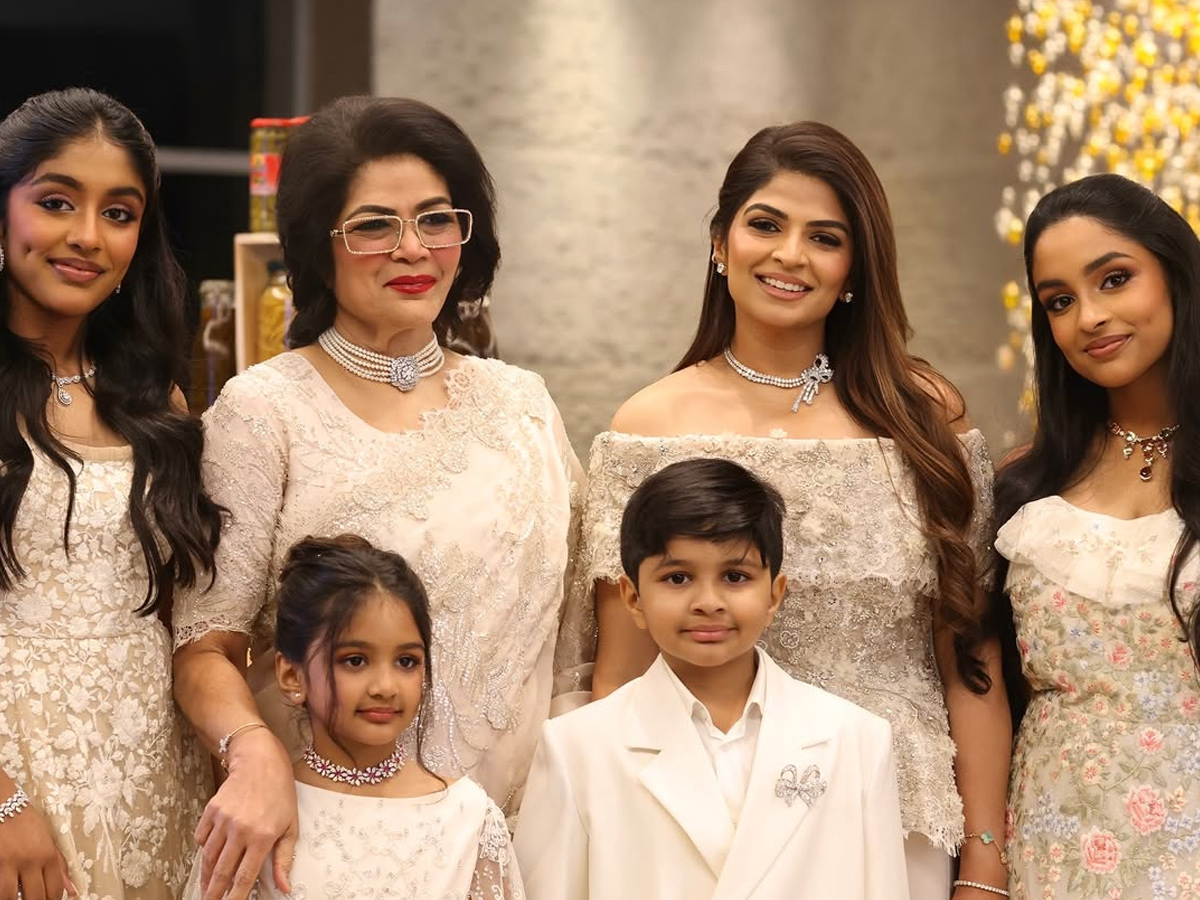 Vishnu_20Manchu_20wife_20Viranica_20Birthday_20wishes_20to_20Her_20mother_20with_20beautiful_20Photos_20_283_29.jpg 4
