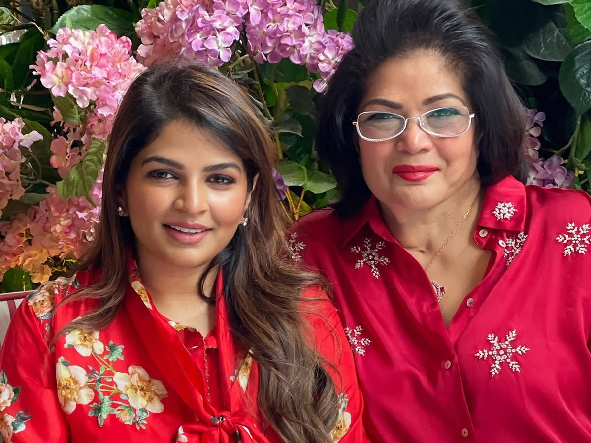 Vishnu_20Manchu_20wife_20Viranica_20Birthday_20wishes_20to_20Her_20mother_20with_20beautiful_20Photos_20_284_29.jpg 5