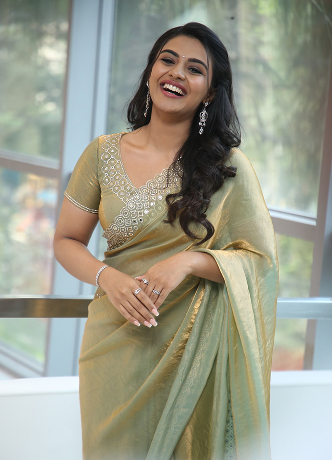 Vishnu_20Vinyasam_20Movie_20Heroine_20Nayan_20Sarika_20HD_20Photos__20_2815_29.jpg 15