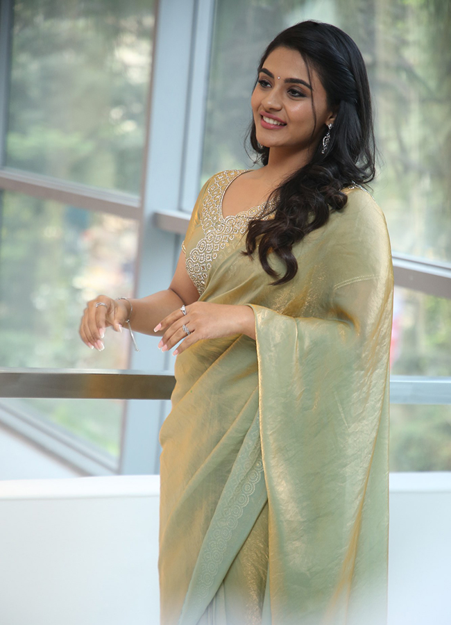 Vishnu_20Vinyasam_20Movie_20Heroine_20Nayan_20Sarika_20HD_20Photos__20_2816_29.jpg 16
