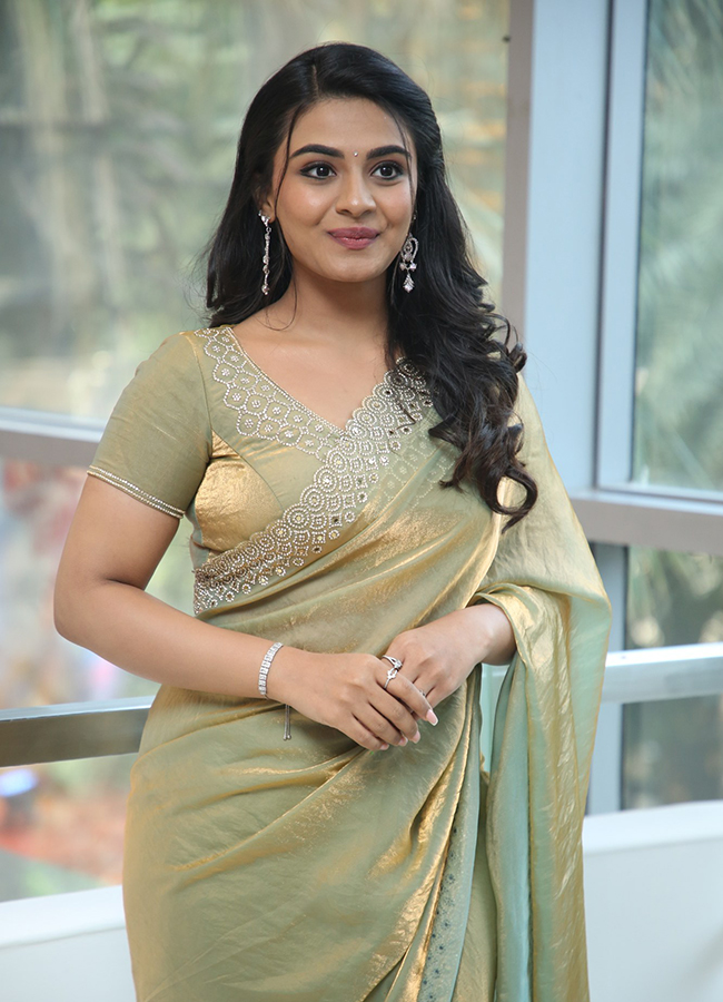 Vishnu_20Vinyasam_20Movie_20Heroine_20Nayan_20Sarika_20HD_20Photos__20_2819_29.jpg 19