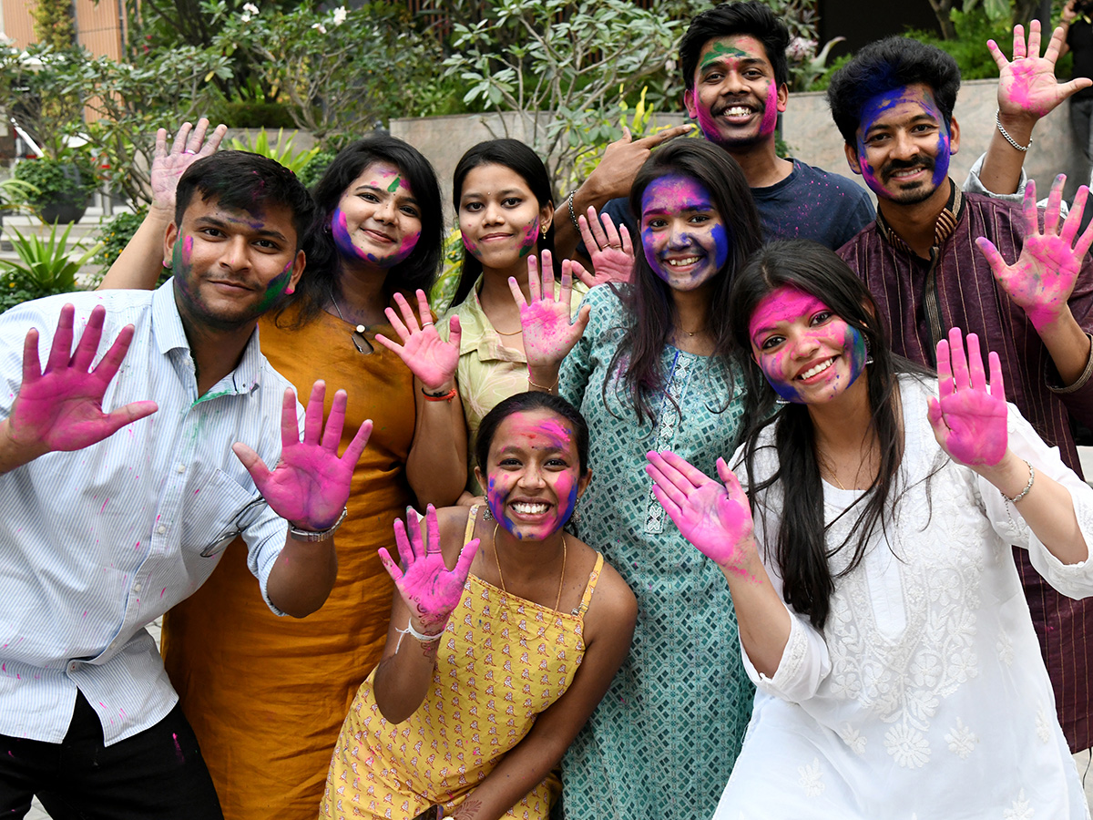 Holi_20Festival_20of_20Colors_202026_20Celebrations_20In_20Hyderabad__20_286_29.jpg 6