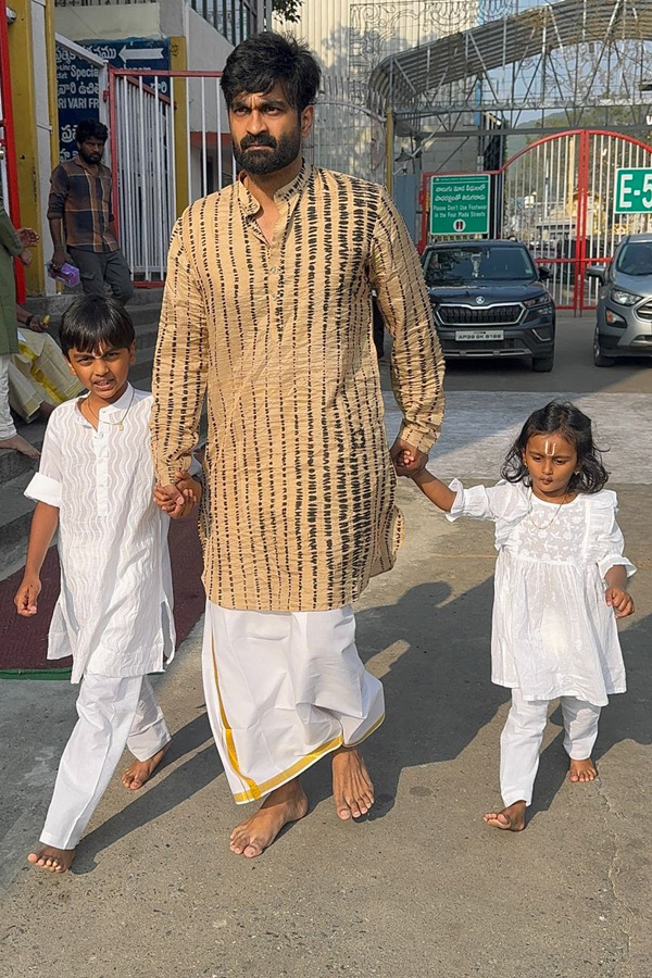 Actor_20Brahmanandam_20Son_20Actor_20Raja_20Goutham_20Visited_20Tirumala_20Temple_20_281_29.jpg 2
