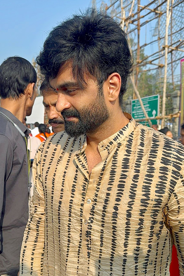 Actor_20Brahmanandam_20Son_20Actor_20Raja_20Goutham_20Visited_20Tirumala_20Temple_20_283_29.jpg 4