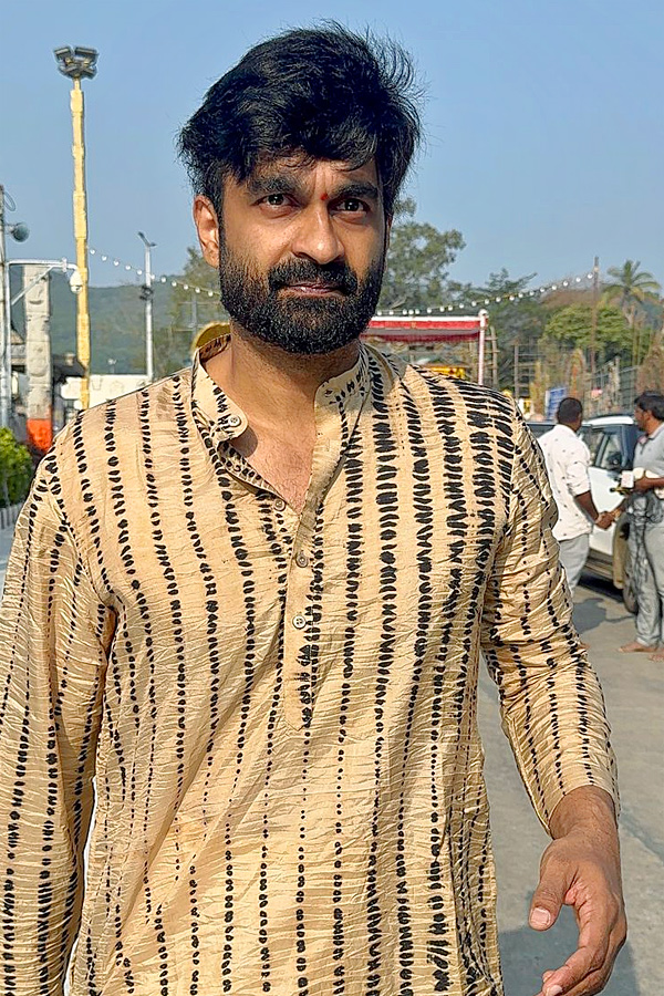 Actor_20Brahmanandam_20Son_20Actor_20Raja_20Goutham_20Visited_20Tirumala_20Temple_20_285_29.jpg 6