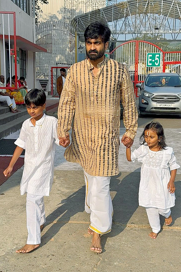 Actor_20Brahmanandam_20Son_20Actor_20Raja_20Goutham_20Visited_20Tirumala_20Temple_20_286_29.jpg 7