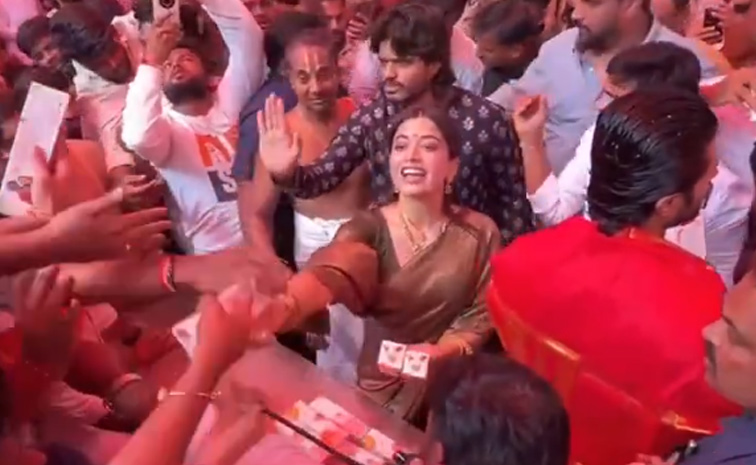 VijayDeverakonda_20And_20RashmikaMandanna_20Visited_20TTD_20Temple_20In_20Hyderabad_20Photos_20_2810_29.jpg 11