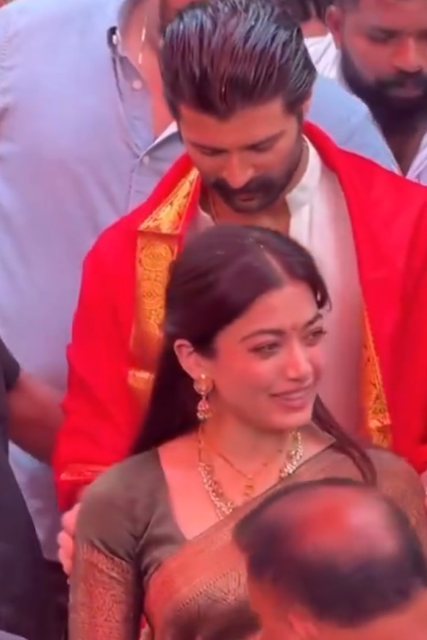 VijayDeverakonda_20And_20RashmikaMandanna_20Visited_20TTD_20Temple_20In_20Hyderabad_20Photos_20_283_29.jpg 4