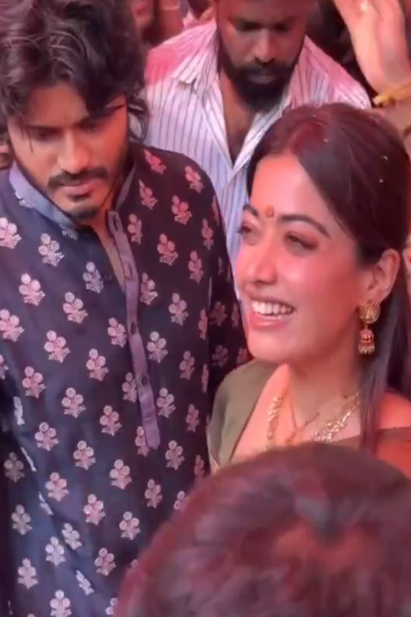 VijayDeverakonda_20And_20RashmikaMandanna_20Visited_20TTD_20Temple_20In_20Hyderabad_20Photos_20_284_29.jpg 5