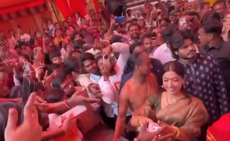 VijayDeverakonda_20And_20RashmikaMandanna_20Visited_20TTD_20Temple_20In_20Hyderabad_20Photos_20_287_29.jpg 8