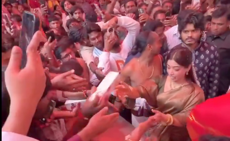 VijayDeverakonda_20And_20RashmikaMandanna_20Visited_20TTD_20Temple_20In_20Hyderabad_20Photos_20_288_29.jpg 9
