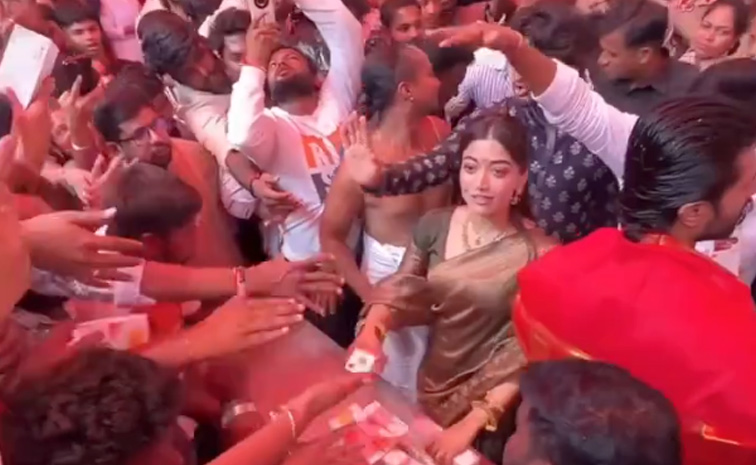 VijayDeverakonda_20And_20RashmikaMandanna_20Visited_20TTD_20Temple_20In_20Hyderabad_20Photos_20_289_29.jpg 10