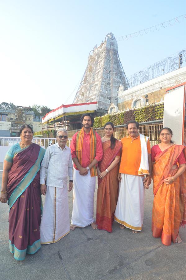 Actor_20Sree_20Vishnu_20Actress_20Nayansarika_20At_20Tirumala_11.jpg 10