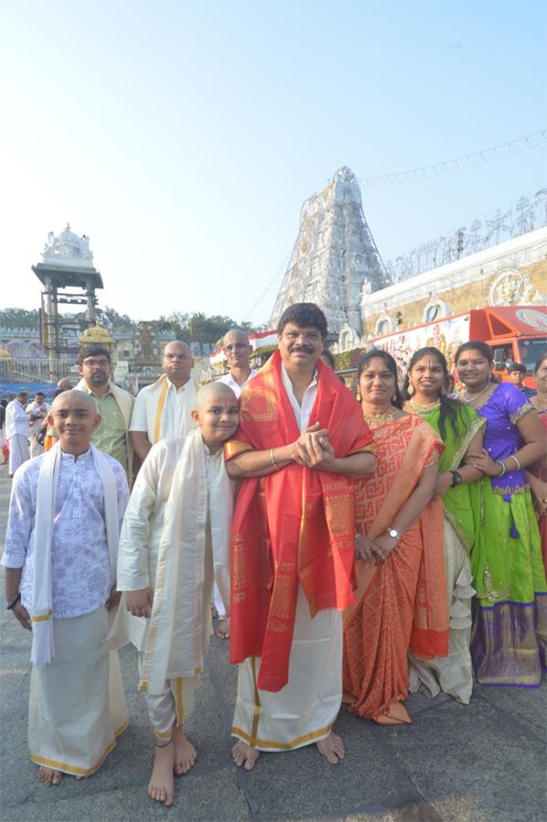 Actor_20Sree_20Vishnu_20Actress_20Nayansarika_20At_20Tirumala_12.jpg 11