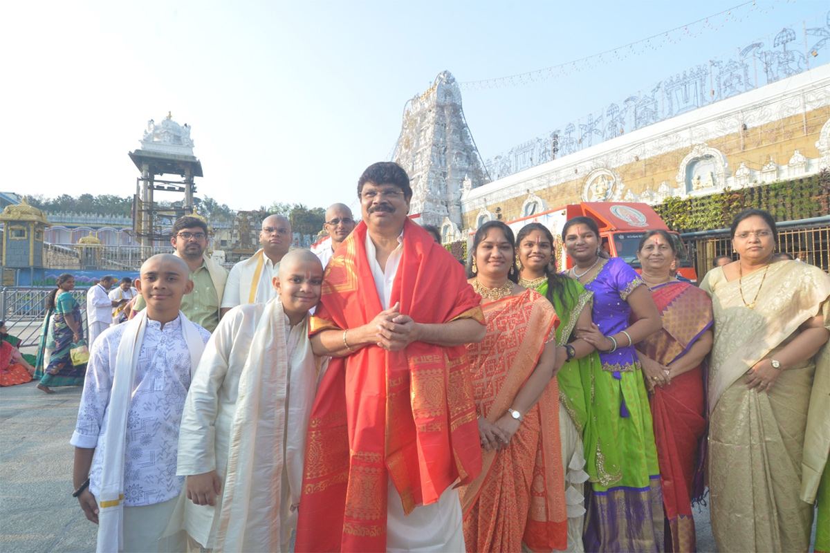 Actor_20Sree_20Vishnu_20Actress_20Nayansarika_20At_20Tirumala_13.jpg 12