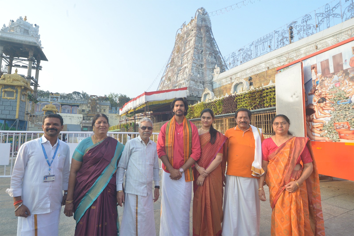 Actor_20Sree_20Vishnu_20Actress_20Nayansarika_20At_20Tirumala_14.jpg 13