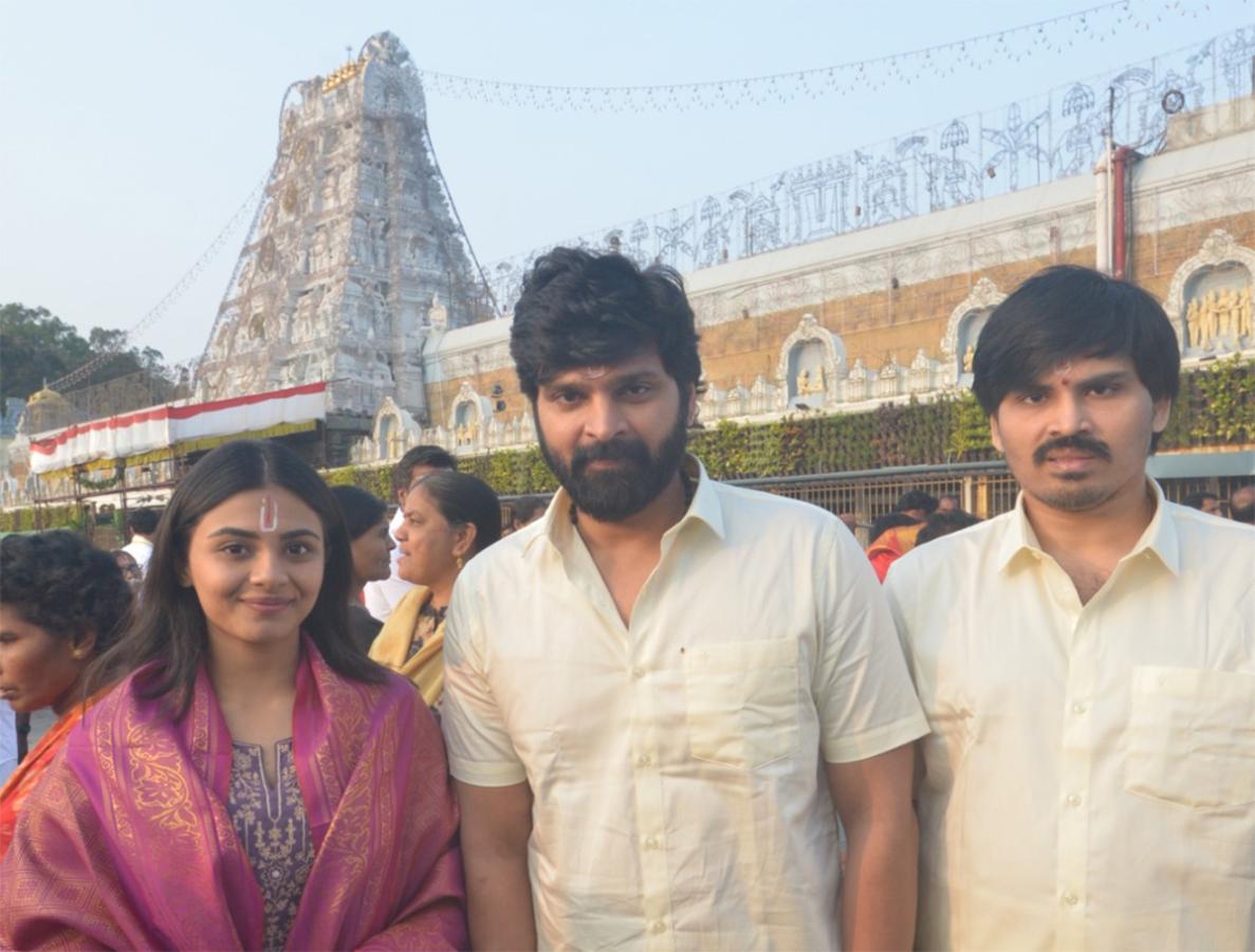 Actor_20Sree_20Vishnu_20Actress_20Nayansarika_20At_20Tirumala_15.jpg 14