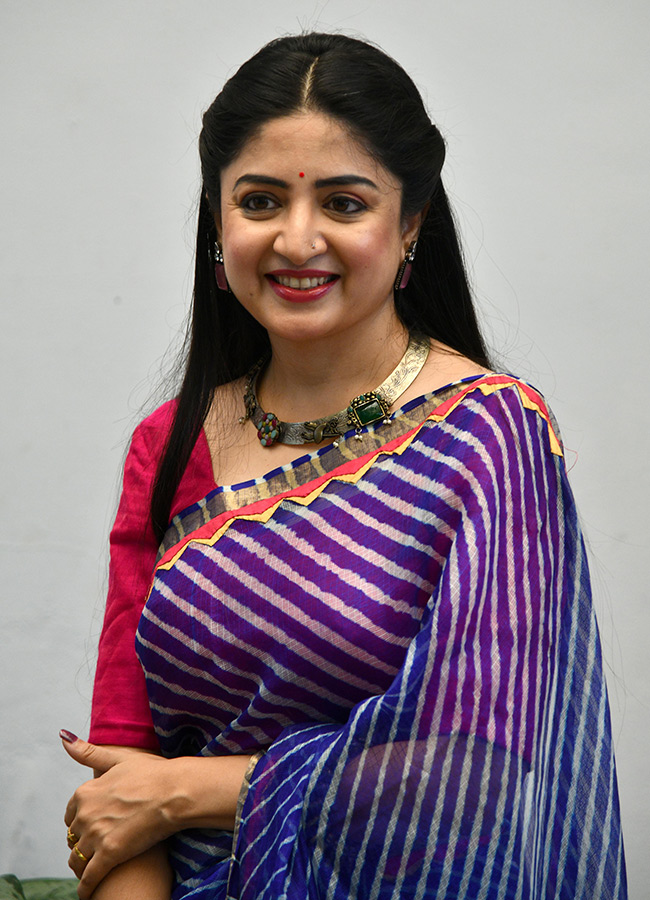 Actress_20Poonam_20Kaur_20Spray_20Gun_20Car_20In_20Hyderabad__20_2811_29.jpg 11
