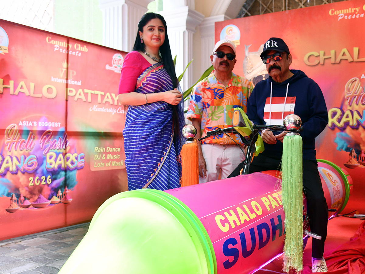 Actress_20Poonam_20Kaur_20Spray_20Gun_20Car_20In_20Hyderabad__20_282_29.jpg 2