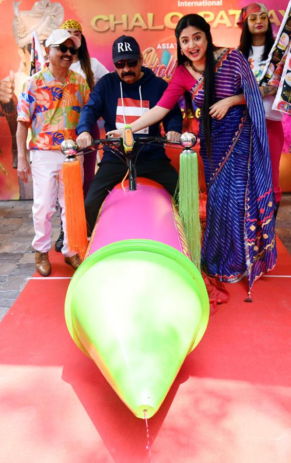 Actress_20Poonam_20Kaur_20Spray_20Gun_20Car_20In_20Hyderabad__20_284_29.jpg 4