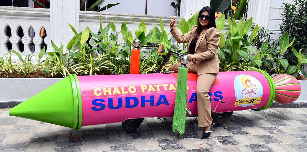 Actress_20Poonam_20Kaur_20Spray_20Gun_20Car_20In_20Hyderabad__20_287_29.jpg 7