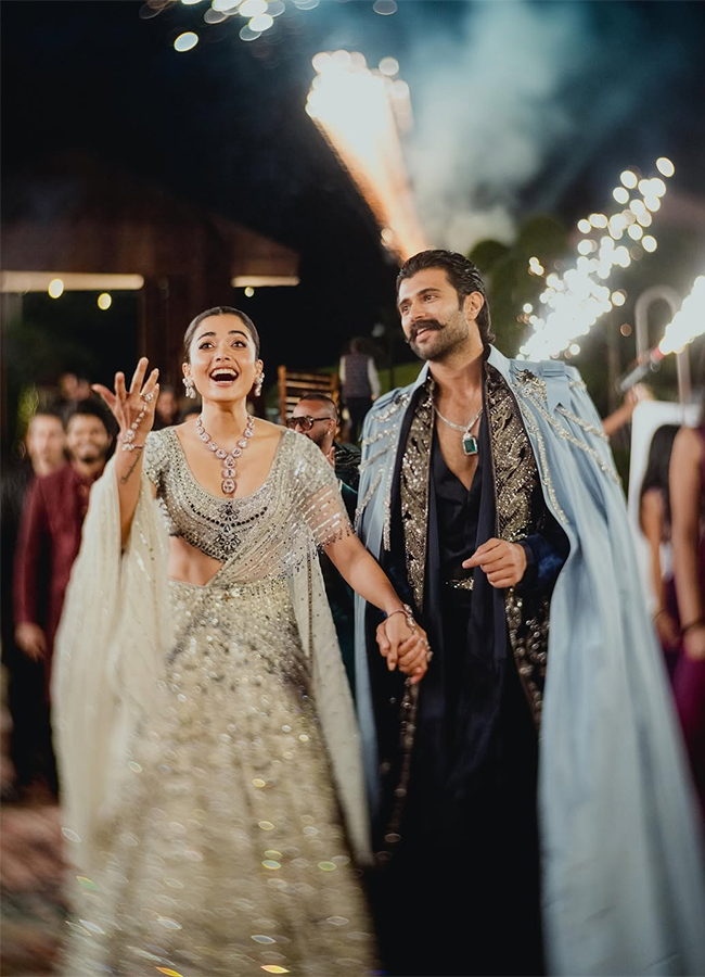 Vijay_20Deverakonda_20And_20Rashmika_20Mandanna_20Wedding_20Sangeet_20At_20Udaipur_20Photos_20Trending__20_2816_29.jpg 16