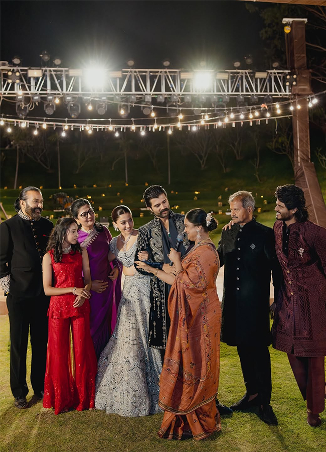 Vijay_20Deverakonda_20And_20Rashmika_20Mandanna_20Wedding_20Sangeet_20At_20Udaipur_20Photos_20Trending__20_284_29.jpg 4