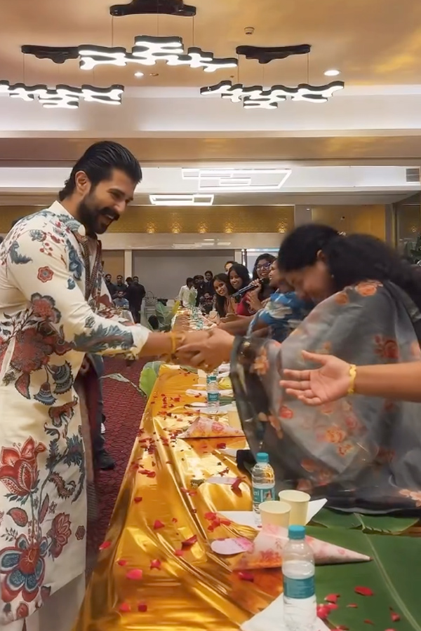 Actors_20Rashmika_20Mandanna_20And_20Vijay_20Deverakonda_20met_20Their_20fans_20Photos_20_2810_29.jpg 11