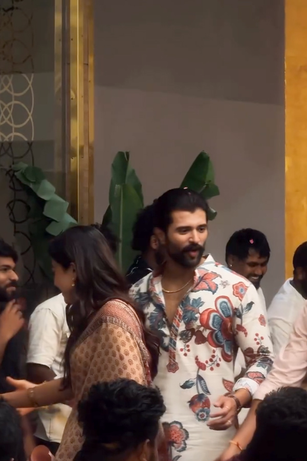 Actors_20Rashmika_20Mandanna_20And_20Vijay_20Deverakonda_20met_20Their_20fans_20Photos_20_2812_29.jpg 13