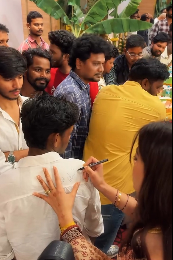 Actors_20Rashmika_20Mandanna_20And_20Vijay_20Deverakonda_20met_20Their_20fans_20Photos_20_2813_29.jpg 14