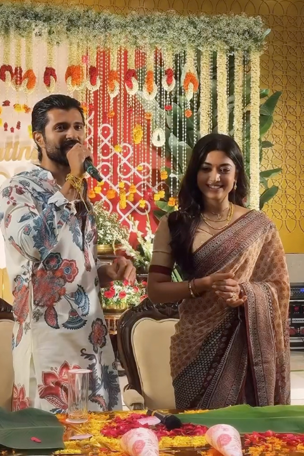 Actors_20Rashmika_20Mandanna_20And_20Vijay_20Deverakonda_20met_20Their_20fans_20Photos_20_2815_29.jpg 16