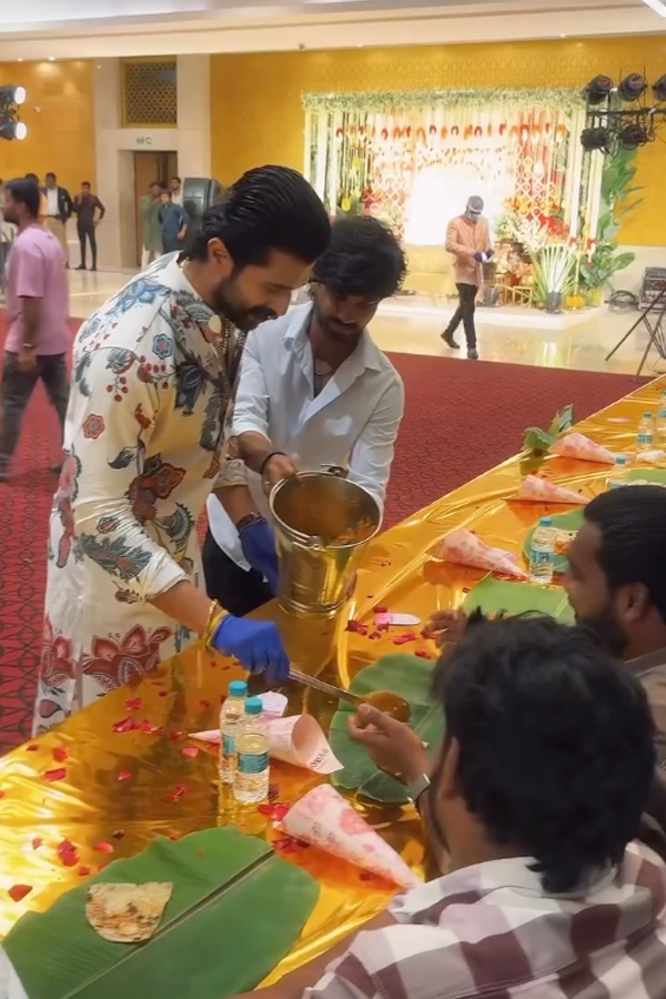 Actors_20Rashmika_20Mandanna_20And_20Vijay_20Deverakonda_20met_20Their_20fans_20Photos_20_2816_29.jpg 17