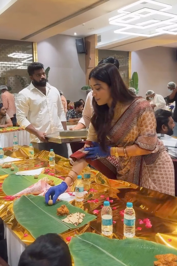 Actors_20Rashmika_20Mandanna_20And_20Vijay_20Deverakonda_20met_20Their_20fans_20Photos_20_2817_29.jpg 18
