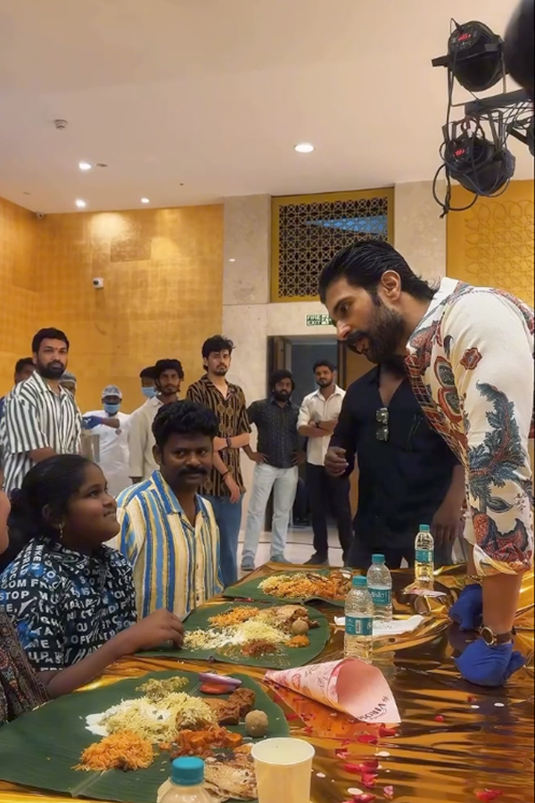 Actors_20Rashmika_20Mandanna_20And_20Vijay_20Deverakonda_20met_20Their_20fans_20Photos_20_2818_29.jpg 19