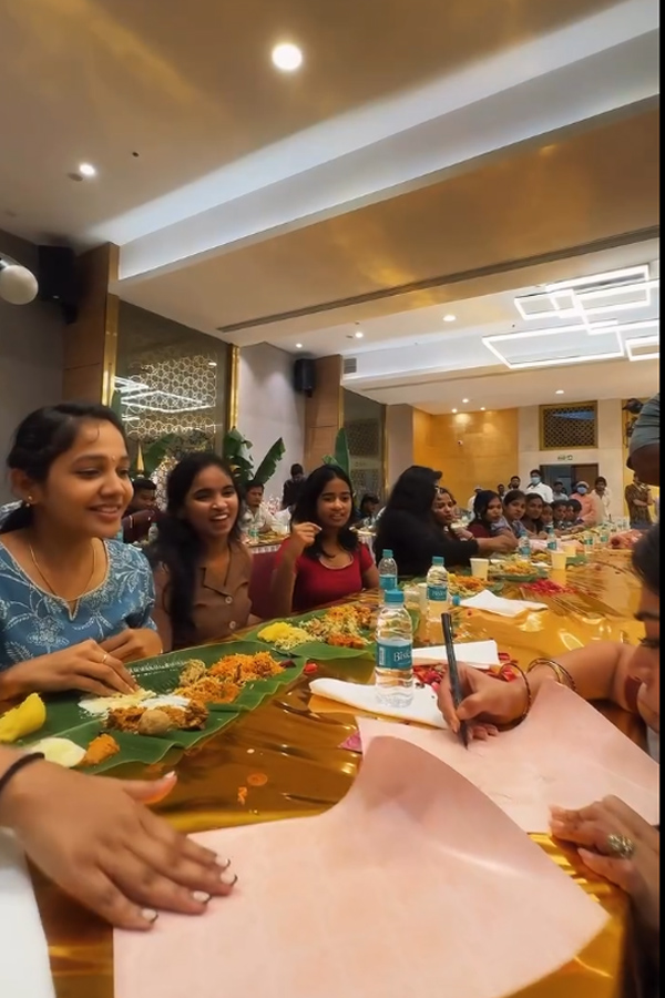 Actors_20Rashmika_20Mandanna_20And_20Vijay_20Deverakonda_20met_20Their_20fans_20Photos_20_2819_29.jpg 20