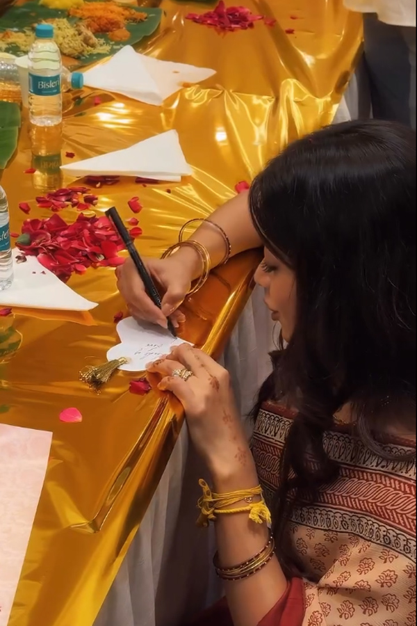 Actors_20Rashmika_20Mandanna_20And_20Vijay_20Deverakonda_20met_20Their_20fans_20Photos_20_2820_29.jpg 21