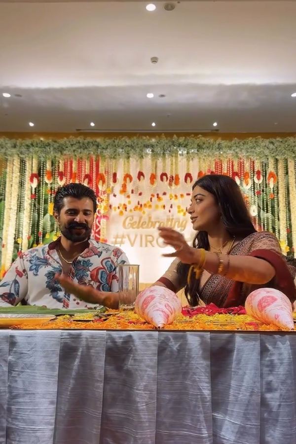 Actors_20Rashmika_20Mandanna_20And_20Vijay_20Deverakonda_20met_20Their_20fans_20Photos_20_2821_29.jpg 22
