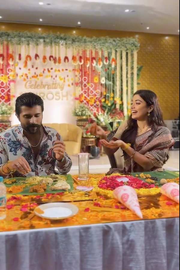 Actors_20Rashmika_20Mandanna_20And_20Vijay_20Deverakonda_20met_20Their_20fans_20Photos_20_282_29.jpg 3