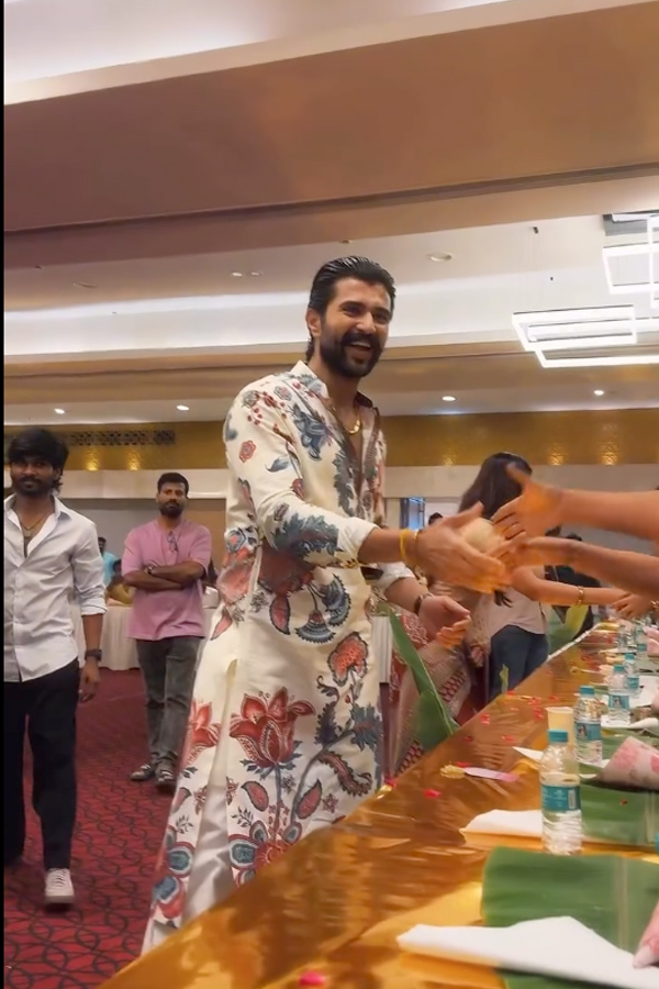 Actors_20Rashmika_20Mandanna_20And_20Vijay_20Deverakonda_20met_20Their_20fans_20Photos_20_288_29.jpg 9