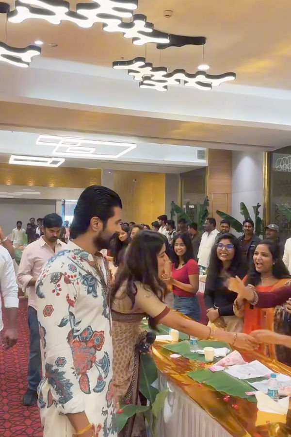 Actors_20Rashmika_20Mandanna_20And_20Vijay_20Deverakonda_20met_20Their_20fans_20Photos_20_289_29.jpg 10