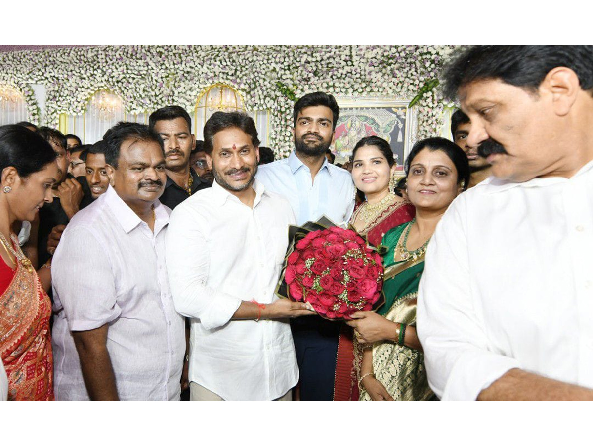 YS_20Jagan_20Attends_20Rachamallu_20Siva_20Prasad_20Reddy_20Daughter_20Marriage_20Reception_20At_20Proddatur_20Photos_20_281_29.jpg 2