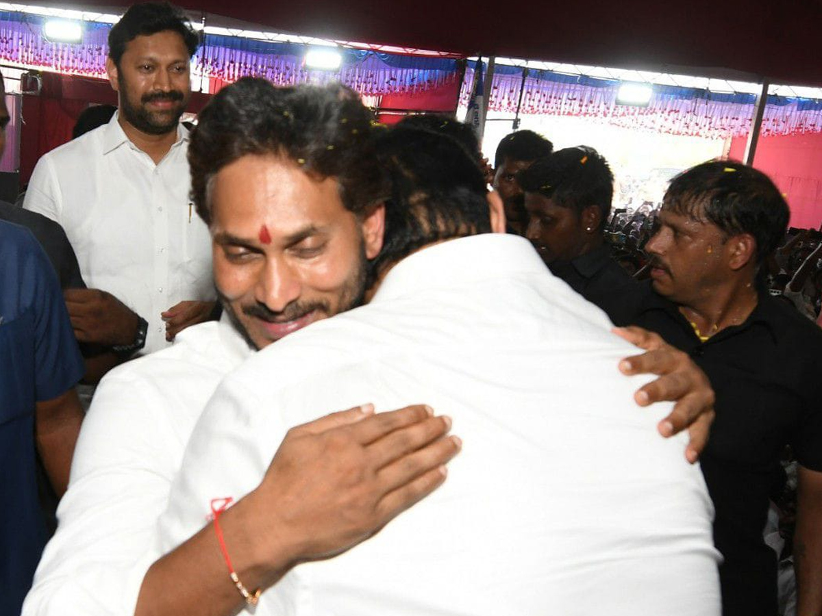 YS_20Jagan_20Attends_20Rachamallu_20Siva_20Prasad_20Reddy_20Daughter_20Marriage_20Reception_20At_20Proddatur_20Photos_20_282_29.jpg 3