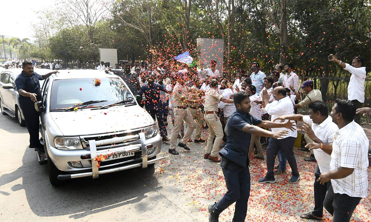 YS_20Jagan_20Mohan_20Reddy_20Visakhapatnam_20Tour_20HD_20Photos__20_2816_29.jpg 16