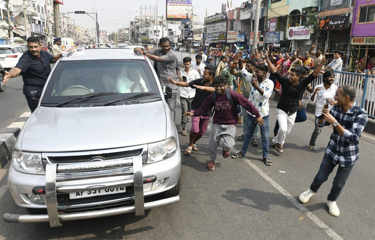 YS_20Jagan_20Mohan_20Reddy_20Visakhapatnam_20Tour_20HD_20Photos__20_2834_29.jpg 34