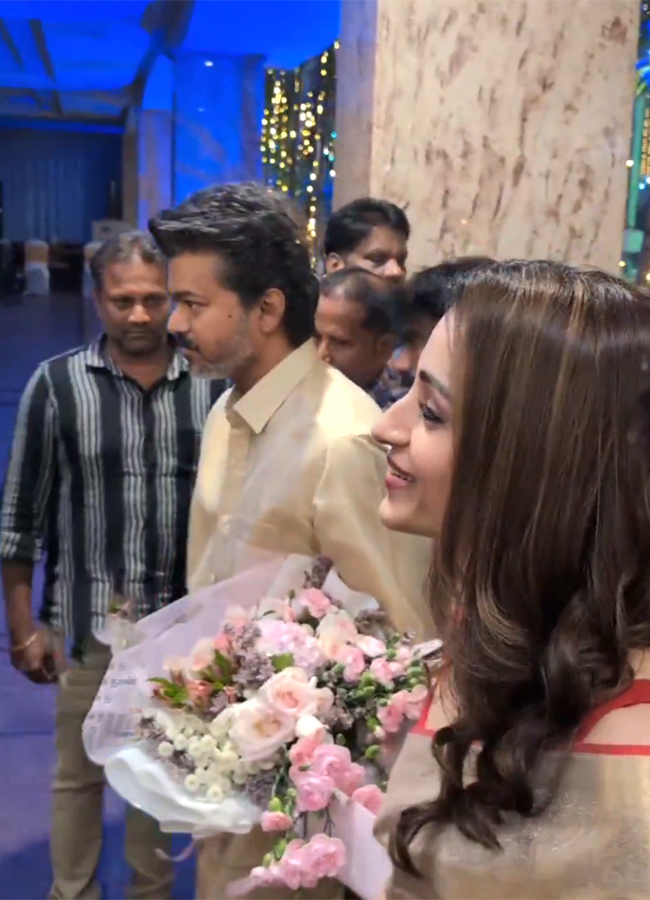 Actor_20and_20TVK_20chief_20Vijay_20attends_20wedding_20reception_20with_20Trisha__20_2813_29.jpg 13